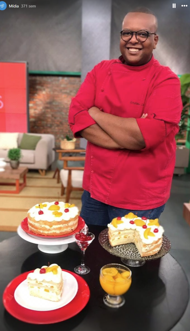 Bolo de pêssego com cerejas ao estilo clássico
