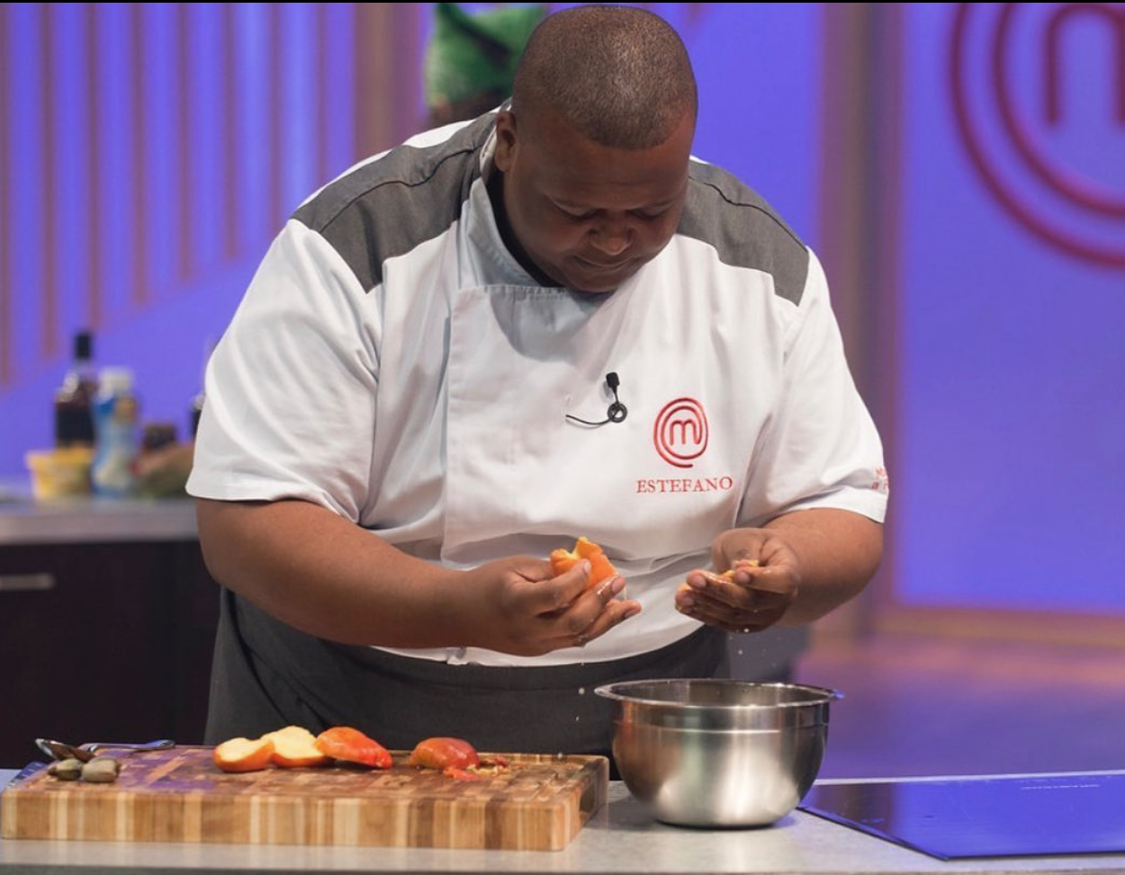 Chef Estefano no palco do MasterChef Brasil