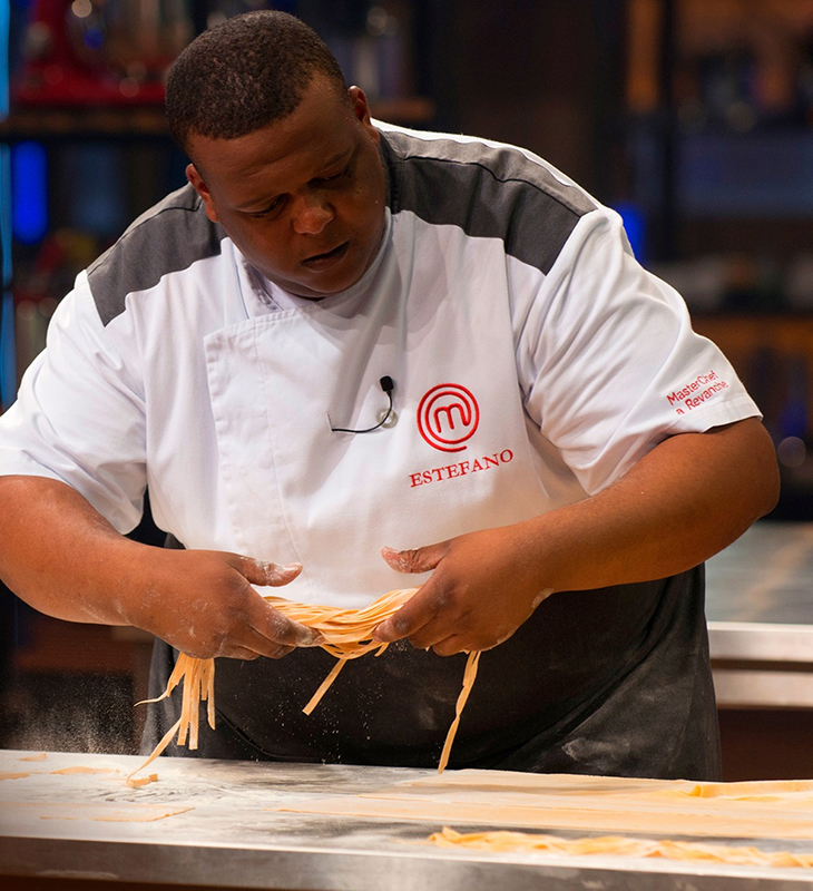 Chef Estefano Zaquini preparando massa artesanal no MasterChef