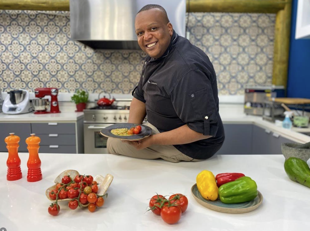 Chef Estefano com ingredientes frescos da estação